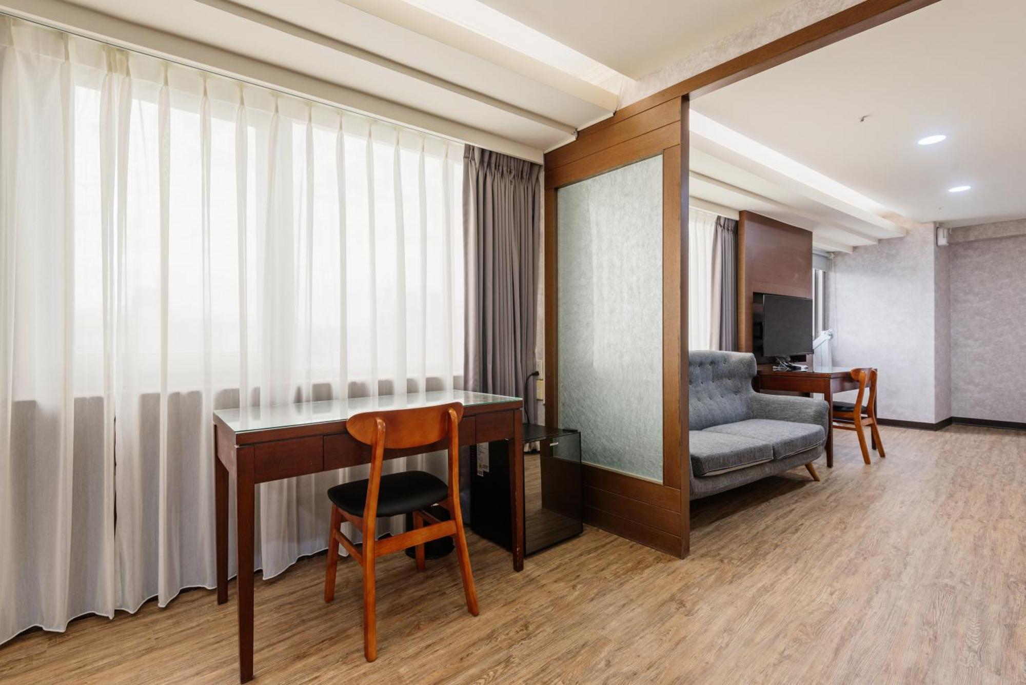 Mercury Hotel Taichung Bagian luar foto